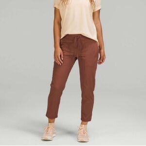 Lululemon Dance Studio Mid-Rise Crop 25", Size 2